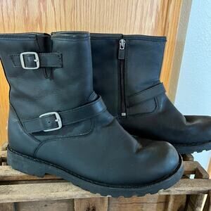 UGG MOTO, Leather, women's size 5, Snow boots, buckle detail